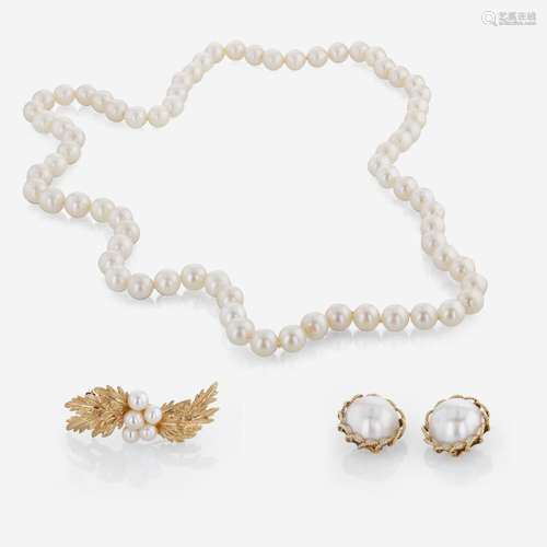 A Collection of Assorted Pearl and 14K Yellow Gold Jewelry