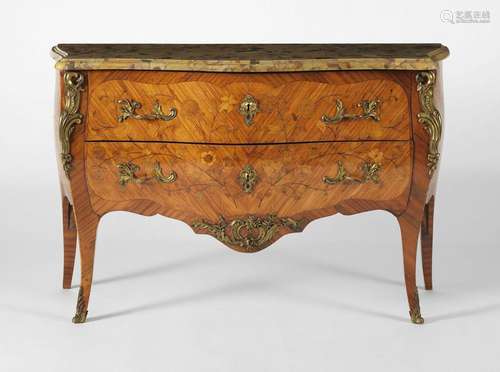 Commode d'époque Louis XV<br />
Deux tiroirs sans traverse, ...