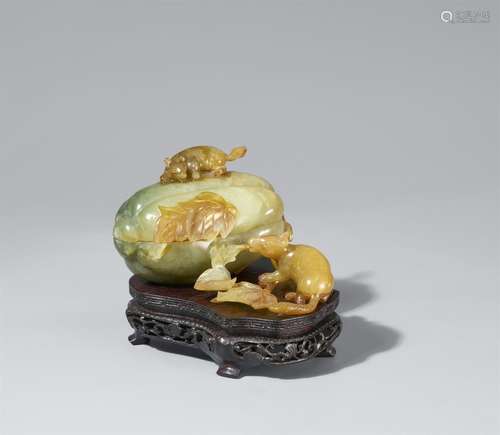 A green-brown chalcedony lidded box. Around 1900