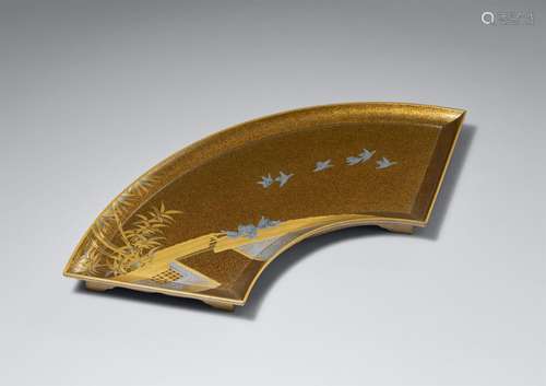 A fan-shaped tray. Wood and lacquer. 19th century