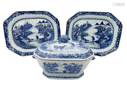 A CHINESE EXPORT BLUE AND WHITE TUREEN AND COVER