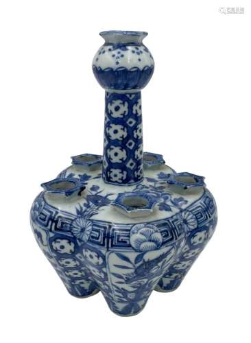 A CHINESE BLUE AND WHITE `CROCUS` VASE