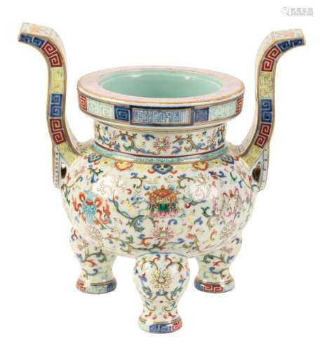 A FINE CHINESE FAMILLE ROSE TRIPOD INCENSE BURNER