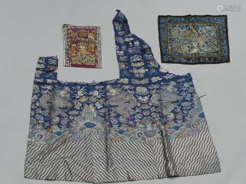 20 - Lot de trois textiles comprenant un fragment de robe Ch...