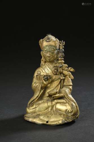Statuette de Padmasambhava en bronze doré et repoussé<br />
...