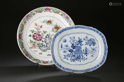 Deux plats en porcelaine bleu blanc et famille rose<br />
Ch...