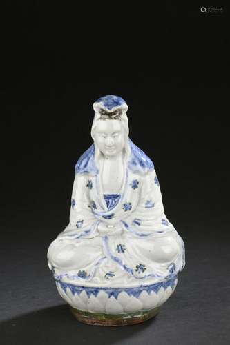 Statuette de guanyin en porcelaine bleu blanc<br />
Chine du...