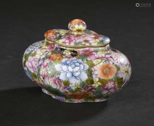 Godet à eau couvert en porcelaine famille rose<br />
Chine, ...