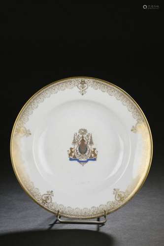 Assiette en porcelaine de Limoges à décor des armes du roi d...