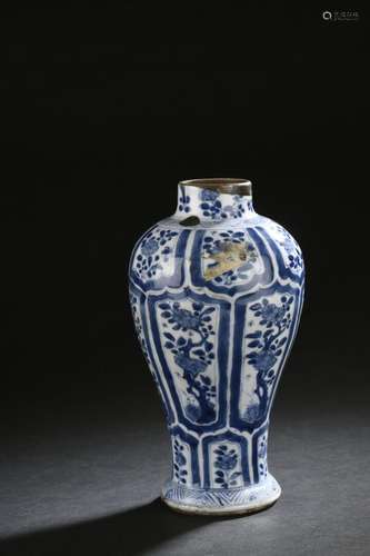 Vase en porcelaine bleu blanc<br />
Chine, époque Kangxi (16...