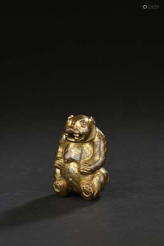 Ours en bronze doré<br />
Chine, dans le style archaïque<br ...