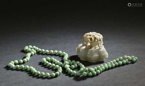 Collier en jadéite et un couvercle en jade céladon<br />
Chi...