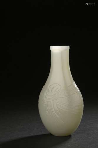 Vase en jade céladon pâle<br />
Chine<br />
Ovoïde, à décor ...