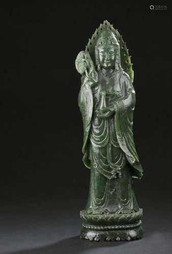 Statue de Guanyin en jade vert<br />
Chine, XXe siècle<br />...