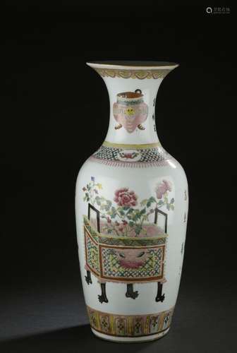 Grand vase en porcelaine famille rose<br />
Chine, début du ...