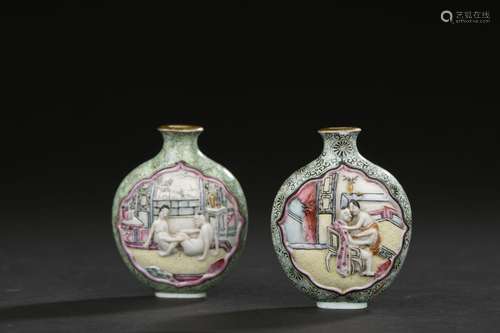 Paire de tabatières en porcelaine famille rose<br />
Chine, ...