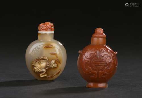 Deux tabatières en agate et cornaline<br />
Chine<br />
Glob...