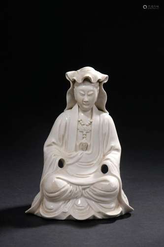 Deux Guanyin, un shoulao et un dignitaire en porcelaine, rep...