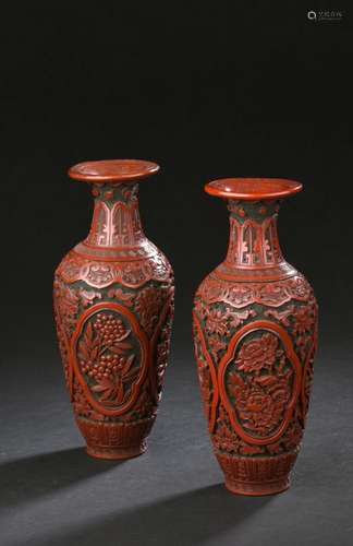 Paire de vases en métal et laque rouge et sculptée<br />
Chi...