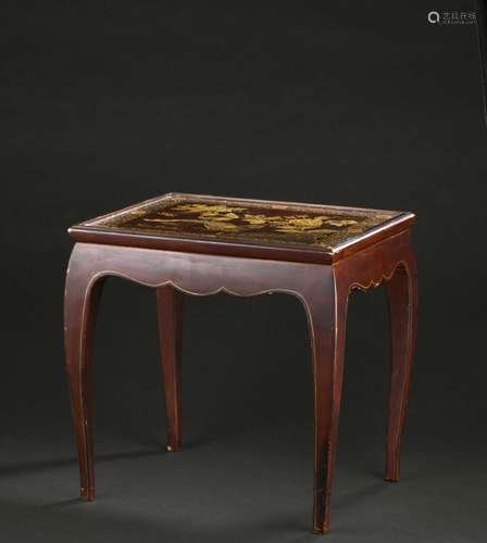 Table basse en bois laqué<br />
Vietnam, XXe siècle<br />
Re...