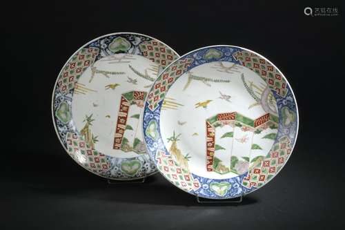 Paire de plats en porcelaine polychrome<br />
Japon, époque ...