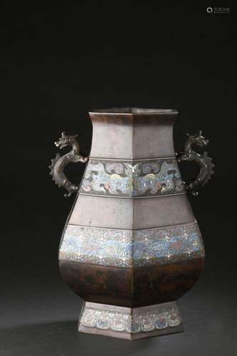 Vase en bronze et émaux champlevés<br />
Japon, première moi...