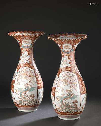 Paire de vases en porcelaine Kutani<br />
Japon, début du XX...