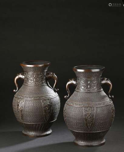 Paire de vases en bronze<br />
Japon, début du XXe siècle<br...