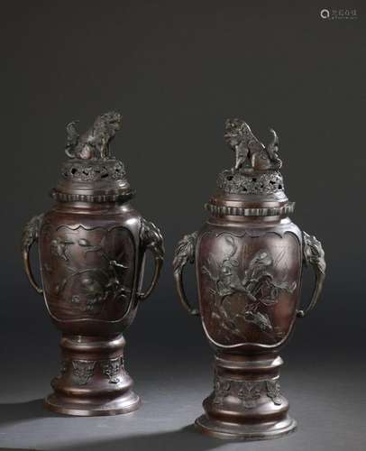 Paire de vases couverts en bronze<br />
Japon, début du XXe ...