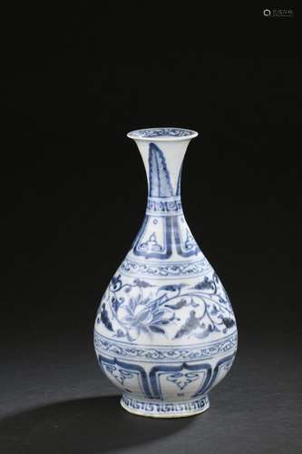 Vase yuhuchunping en porcelaine bleu blanc<br />
Chine, dans...