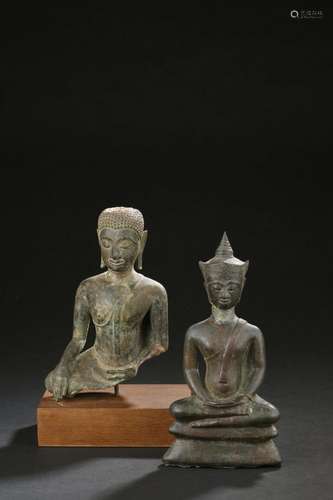 Deux statuettes de bouddha en bronze<br />
Thaïlande, XVIIe ...