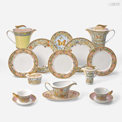 A porcelain dinner service for fifteen in "Ikarus - Le ...