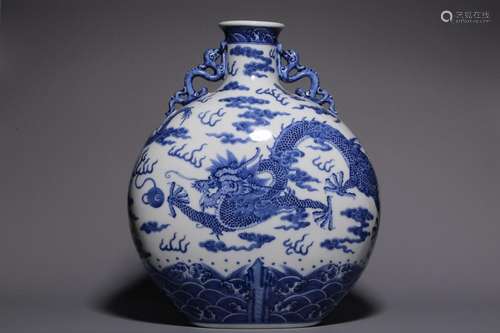 Blue and white cloud dragon pattern holding the moon bottle