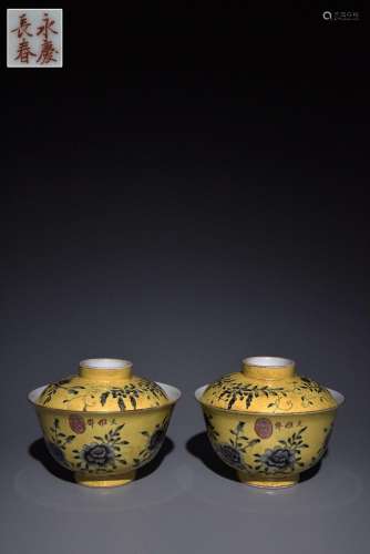 A pair of lidded cups with ink color grape flower pattern on...