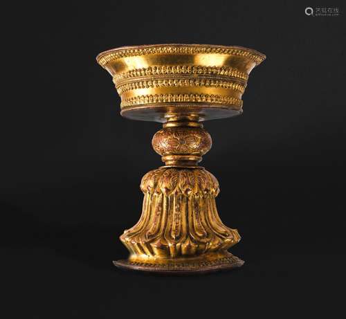 LAMPE À BEURRE EN CUIVRE REPOUSSÉ ET DORÉ TIBET, XIXE SIÈCLE