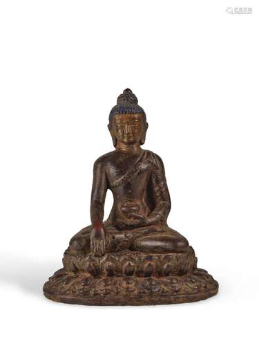 STATUETTE DE BOUDDHA EN TERRE CUITE NÉPAL, XVIE-XVIIIE SIÈCL...