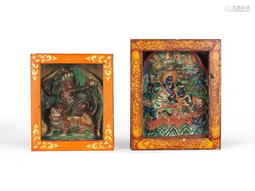 DEUX TSATSAS POLYCHROMES DE PALDEN LHAMO ET TSONGHAPA EN TAN...