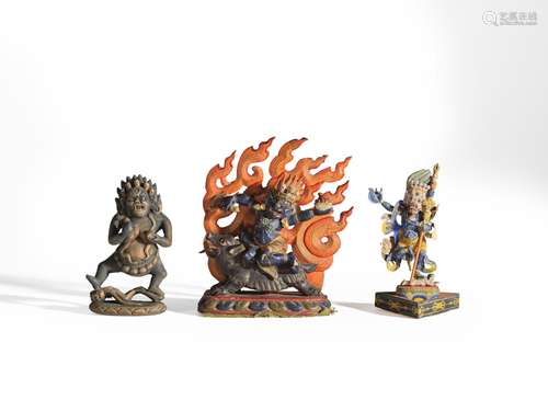 ENSEMBLE DE TROIS STATUETTES D'ATTENDANTS DE DIVINITÉS EN BO...