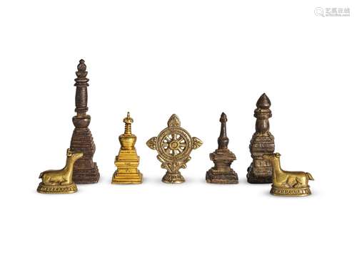 ENSEMBLE DE QUATRE STUPAS MINIATURES EN ALLIAGE DE CUIVRE ET...