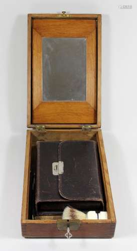 Rasierbox mit Reiseset, Box aus Holz mit ausklappbaren Spieg...