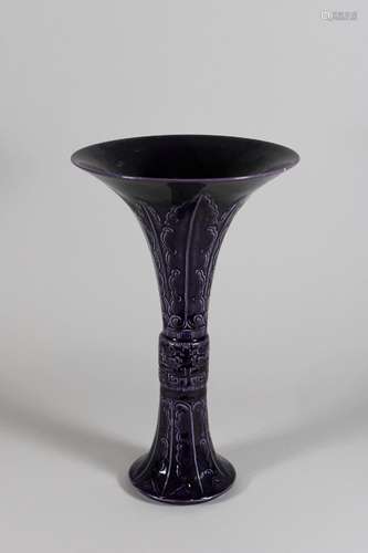 Gu Vase, China, Porzellan, Qianlong (1736-1795) Sechs-Zeiche...