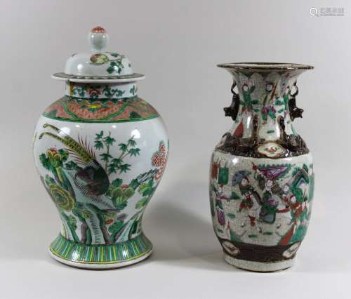 Paar Vasen, China, Porzellan, eine Deckelvase (Deckel angekl...