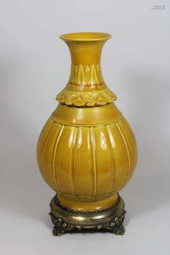 Lobed Vase, China, Porzellan, gelb glasiert, Reliefdekor am ...