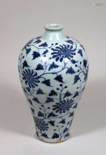 Meiping Vase, China, blau-weiß Unterglasur, Blumen- und Rank...