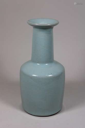 Mallet Vase, China, Porzellan, wohl 19/20. Jh., blassblaue S...