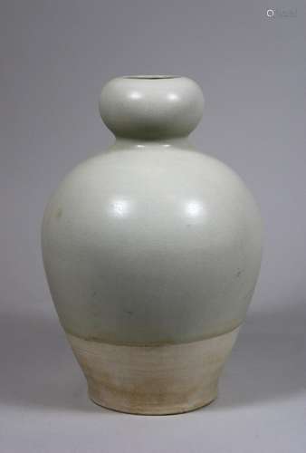 Vase, China, Porzellan, wohl 19. Jh., weiß glasiert. H.: 22 ...