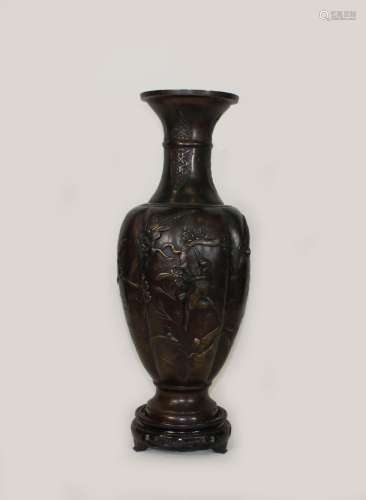 Meiji Vase aus Bronze (zweiteilig) mit Sockel, Japan, mit Pf...