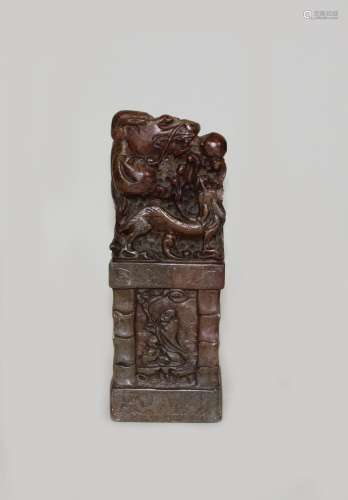 Drachenskulptur mit Reliefsockel, China, Speckstein, H. 20,5...