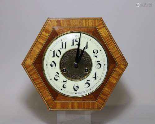 Oktagone Wanduhr, Holz, Emailleziffernblatt.