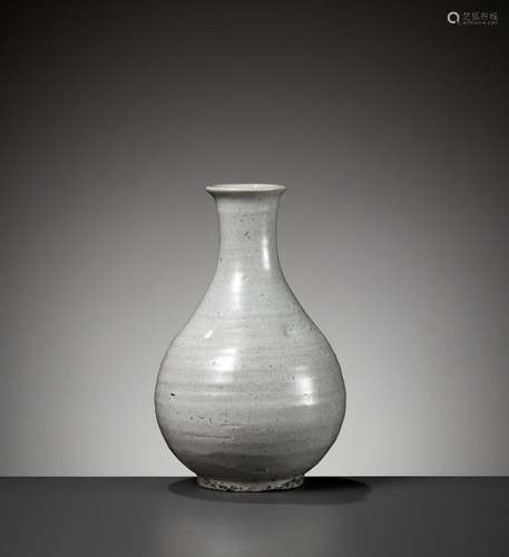 A GRAYISH-WHITE GLAZED BOTTLE VASE, JOSEON DYNASTY